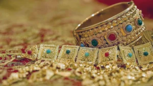सोने-चांदी की कीमतों में बड़ी गिरावट: 10 ग्राम सोना ₹95,669 और चांदी ₹97,513 प्रति किलो पहुंची।