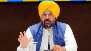 पंजाब सरकार में दिल्ली के नेताओं की नियुक्ति पर घमासान: विपक्षी बोले- AAP प्रवक्ता और सांसद का PA चेयरमैन बनाया, CM मान ने किया सरेंडर।