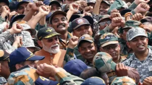 पंजाब पहुंचे पीएम मोदी, आदमपुर एयरबेस पर जवानों से की मुलाकात; बोले- साहसी योद्धाओं से मिलना खास अनुभव।