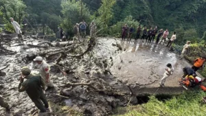 Jammu-Kashmir में बारिश ने मचाई तबाही: Reasi में Landslide से 7 की मौत, Ramban में बादल फटने से 10 लोगों की जान गई