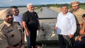 Punjab में बाढ़ का कहर: गांव डूबे, फसलें बर्बाद, Governor Gulab Chand Kataria ने किया दौरा, जानिए बड़ी Announcement