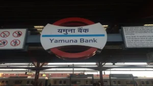 Delhi में Yamuna नदी का कहर: Yamuna Bank Metro Station बंद, कई इलाके जलमग्न, Traffic Diversions और Train पर असर