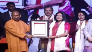 CM Yogi ने मालिनी से पूछा- अवस्थीजी कहां गए:लखनऊ में कहा- मुझे बुलाकर गायब हो गए, वह भी अच्छे कलाकार हैं