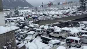 Manali में बर्फबारी से कई किलोमीटर लंबा जाम, कार से उतरकर पैदल चलने लगे पर्यटक