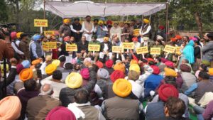 दलित और मेहनतकश का मजाक उड़ाने पर कांग्रेस के खिलाफ बैंड-बाजा लेकर “AAP” का जोरदार प्रदर्शन