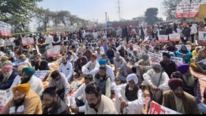 ‘आप’ ने देश भगत यूनिवर्सिटी के बाहर हरियाणा के सीएम नायब सिंह सैनी के खिलाफ किया जोरदार प्रदर्शन, पीएम मोदी का फूंका पुतला