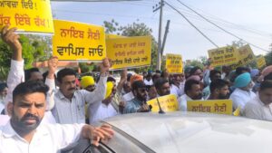 समाना में Saini को दिखाए गए काले झंडे, आप ने ”Go Back” के नारों के साथ किया ज़ोरदार प्रदर्शन