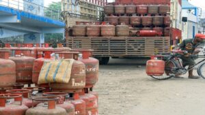 LPG Price Hike: महंगाई का झटका! कमर्शियल एलपीजी सिलिंडर के दाम पहुंचे ₹2 हजार के पार, जानें घरेलू गैस के नए रेट