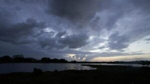 कड़कती गर्मी से राहत! बारिश और तेज हवाओं से तापमान 6 डिग्री गिरा, पंजाब में ऑरेंज अलर्ट