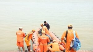 पटना में बड़ा नाव हादसा, गंगा नदी में पलटी नाव; 2 की मौत, 5 लोग लापता