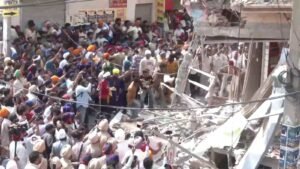 परविंदर सिंह झोटा हत्याकांड: आरोपी के घर और मेडिकल स्टोर पर चला बुलडोजर, गुस्साए लोगों ने बाहर पड़े सामान में लगाई आग