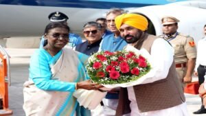 राष्ट्रपति द्रौपदी मुर्मू का चंडीगढ़ पहुंचने पर CM भगवंत मान ने किया स्वागत